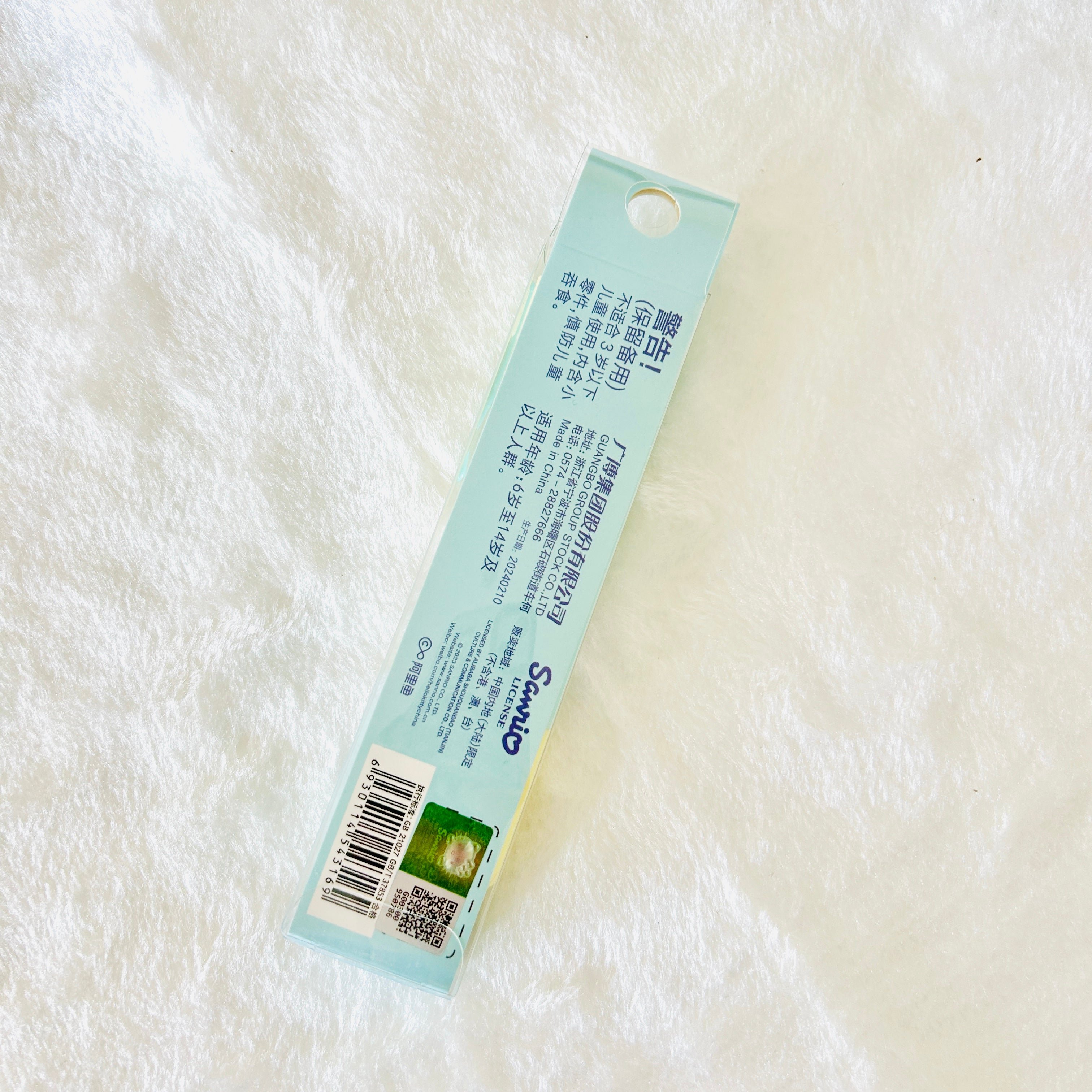 A back of view of the GuangBo 3pcs Sanrio Characters gel pens set package, shows barcode and licensed sticker.