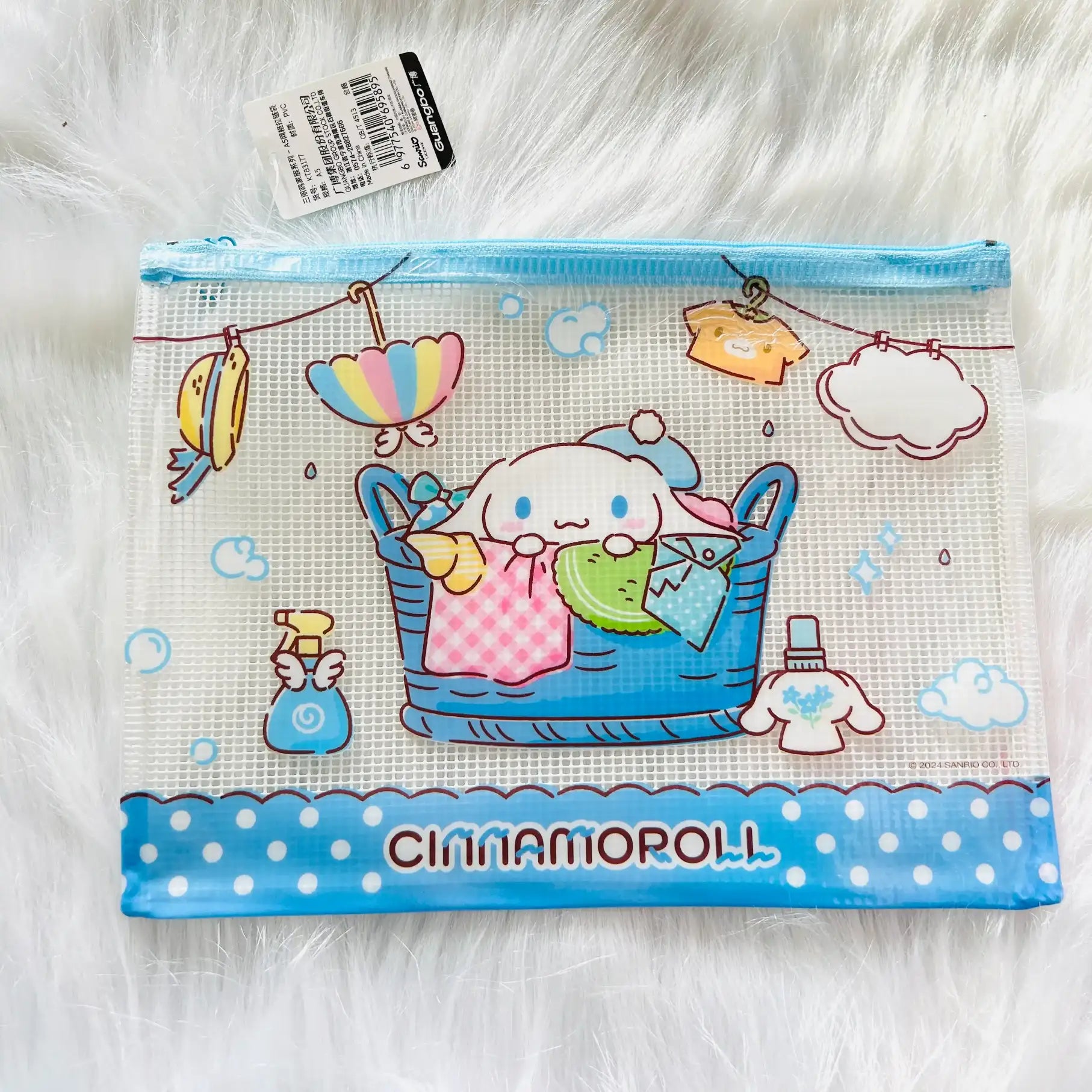 A Cinnamoroll-themed mesh zipper pouch with a blue polka-dot bottom band and a cartoon laundry scene.